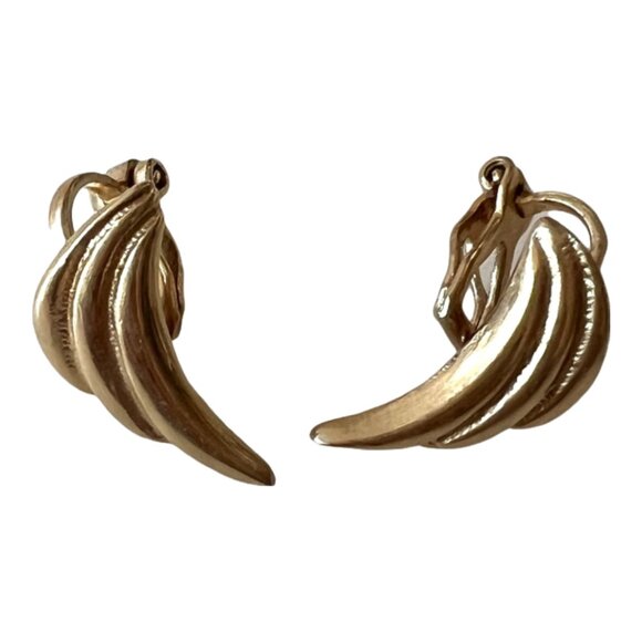 🚨CLEARANCE! Vintage 1960's Gold Tone Clip-On Earrings - Picture 1 of 2